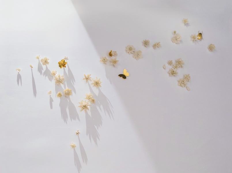 Décor mural fleurs en porcelaine et papillons