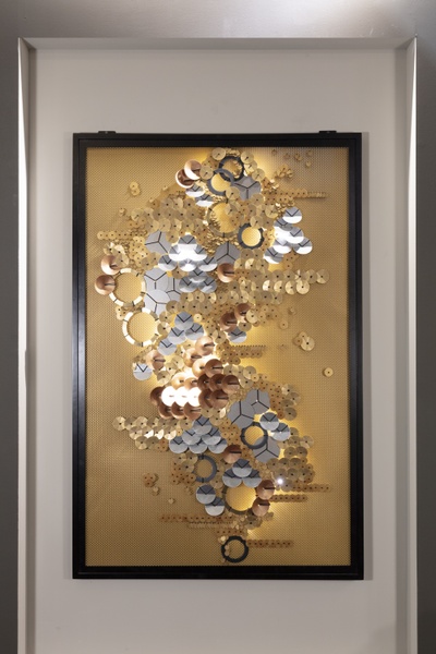 MACROCOSME Tableau brodé lumineux , métal dorure soie et LED