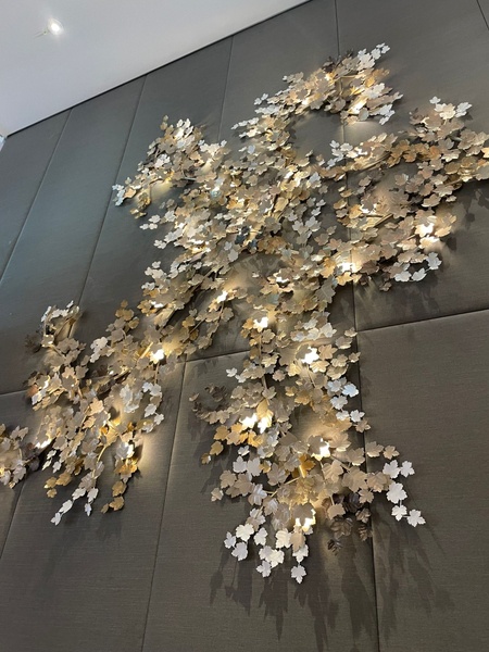 Détail sculpture murale en feuilles de vigne