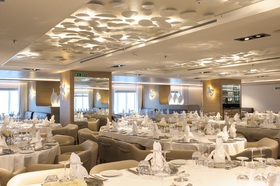 Plafonnier Rêveuse Galets blancs restaurant Le Ponant luminaire sur mesure, éclairage indirect et spots emplacement ciblé.