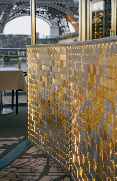 Détail de l'habillage de Bar lumineux, Design écailles