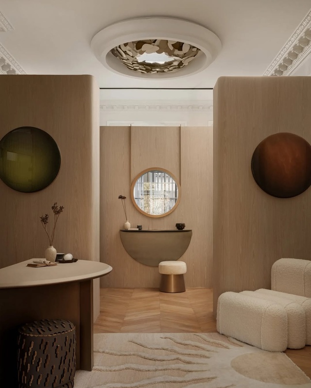 A shared language of curves, from floor to ceiling.

In the Orsay Paris project by @olgaashby, circular forms connect ev