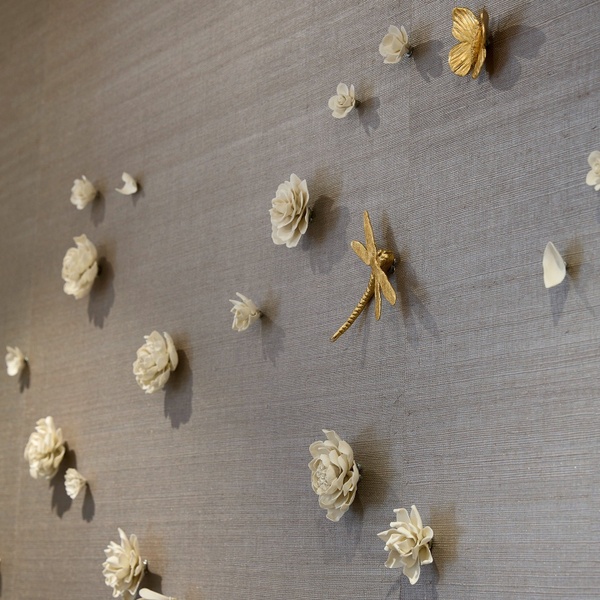 Decor mural fleurs porcelaine  et libellule or 