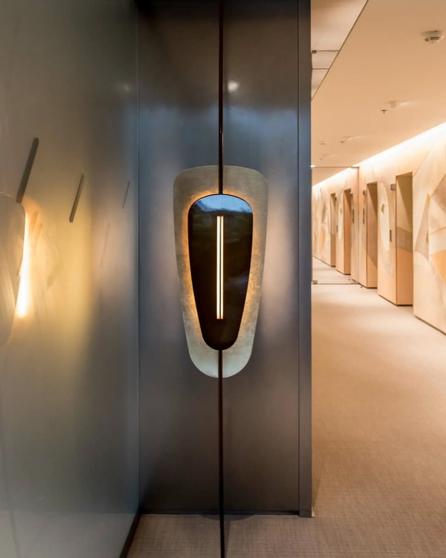 À l’heure où Paris vibre au rythme de la Design Week, la lumière s’invite au cœur du design. ✨

Entre ces objets de lumi